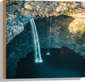 WallClassics - Hout - Hoge Waterval in Meer - 50x50 cm - 12 mm dik - Foto op Hout (Met Ophangsysteem)