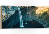 WallClassics - Hout - Hoge Waterval in Meer - 100x50 cm - 12 mm dik - Foto op Hout (Met Ophangsysteem)
