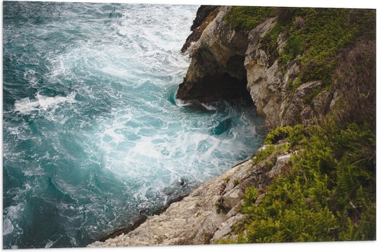 WallClassics - Vlag - Golven tegen de Groene Rotsen aan - 90x60 cm Foto op Polyester Vlag