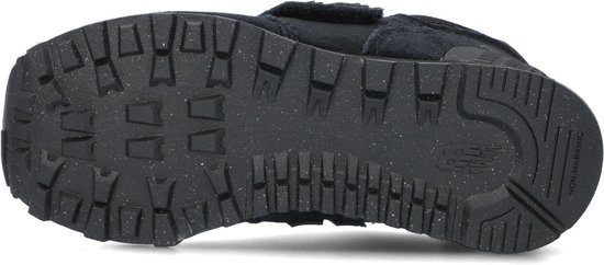 Zool van de zwarte New Balance sneaker met profiel en stippenpatroon.