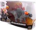 Verpakking van de Robo Alive Wild Bots Stegosaurus, een grijze dinosaurus met rode rugplaten en kanon.