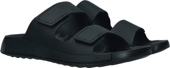 Twee zwarte ECCO sandalen met klittenbandsluitingen.