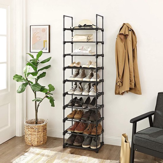 Zwart 10-laags schoenenrek met diverse schoenen, hoed en tas.