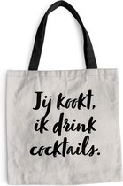 MuchoWow® Schoudertas - Strandtas - Big Shopper - Boodschappentas - Taupe - Quote - Jij kookt, ik drink cocktails - 45x45 cm - Katoenen tas