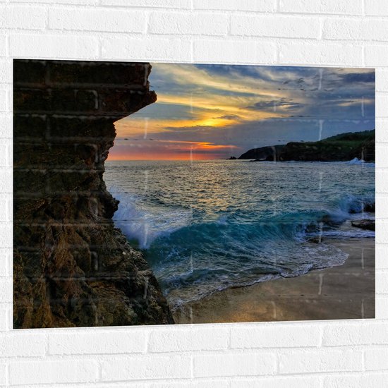 WallClassics - Muursticker - Zonsondergang met Golven aan Zee - 100x75 cm Foto op Muursticker