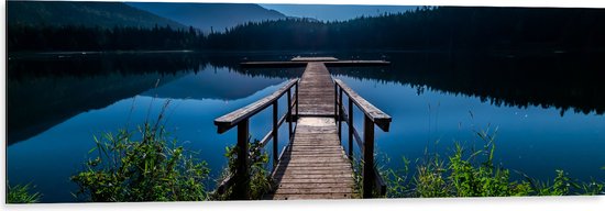 WallClassics - Dibond - Steiger aan Helder Blauw Water - 120x40 cm Foto op Aluminium (Wanddecoratie van metaal)