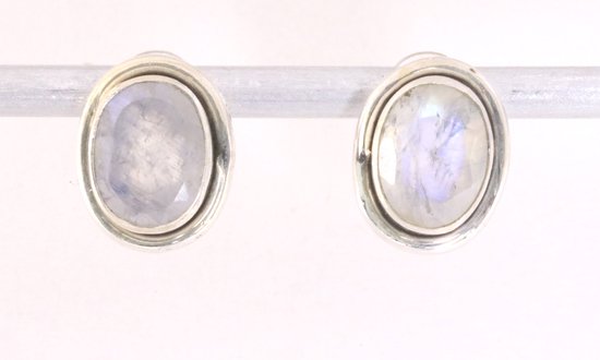 Fijne ovale zilveren oorstekers met regenboog maansteen