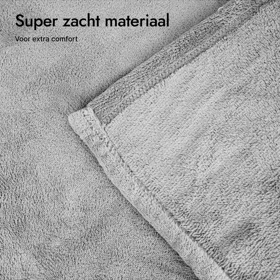 Gedetailleerde weergave van de zachte, lichtgrijze microvezel polyester stof van de deken.