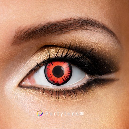 Oog met Partylens® rode Twilight Bella-kleurlenzen met zwarte sprieten en gouden oogschaduw.