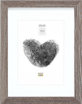 Cadre photo en bois gris avec passe-partout blanc pour photo 13x18, avec une empreinte digitale en forme de cœur.