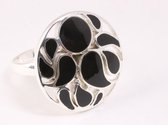 Ronde opengewerkte zilveren ring met onyx - maat 19.5