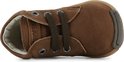 Bruine leren baby veterboot met donkere veters en grijs verstevigde neus.
