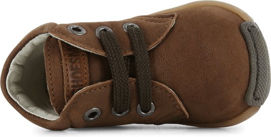 Bruine leren baby veterboot met donkere veters en grijs verstevigde neus.