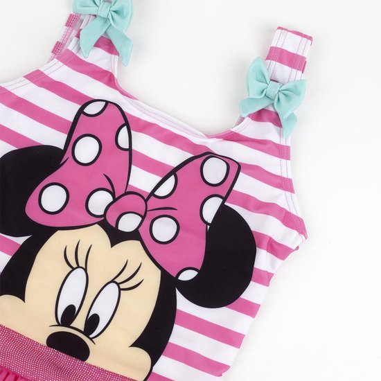 Detail van roze gestreept badpak met strikken en Minnie Mouse-print.