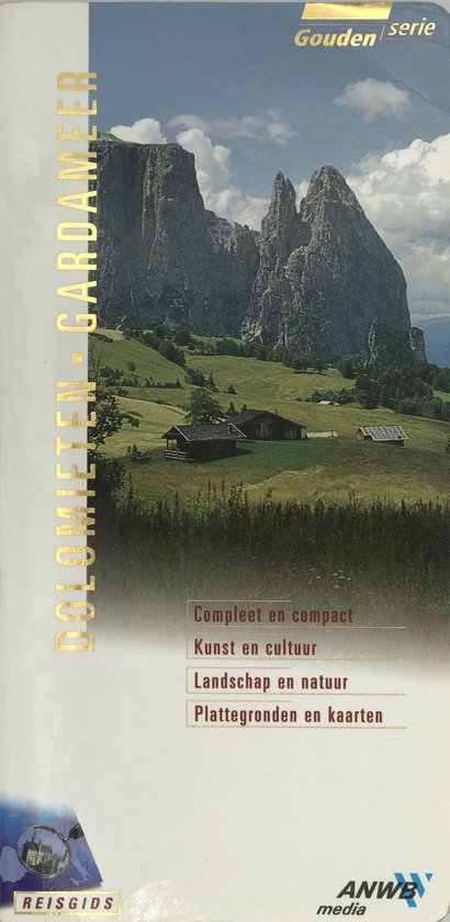 De Dolomieten met rotsachtige pieken, groene glooiende heuvels en traditionele berghutten.