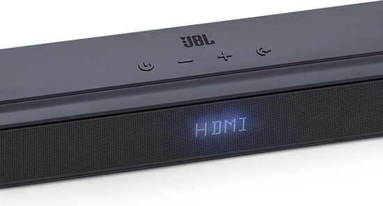 Close-up van de zwarte JBL soundbar met "HDMI" op het display en de bedieningsknoppen.