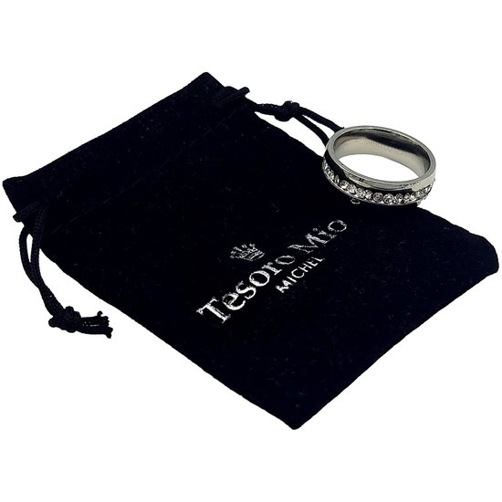 Zilverkleurige ring met zirkonia stenen naast een zwart zakje.