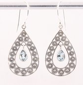 Opengewerkte zilveren filigrein oorbellen met blauwe topaas