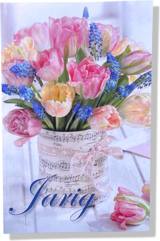 Wenskaart met tulpen en druifjes in een vaas, en de tekst 'Jarig'.