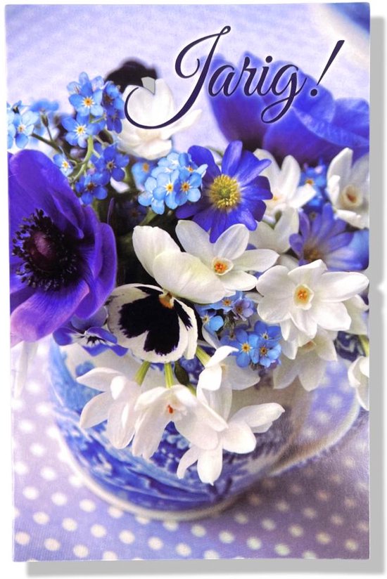 Kaart met blauwe en witte bloemen, waaronder anemonen en vergeet-mij-nietjes, in een blauw-wit porseleinen vaas. Tekst: Jarig!