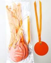 12 Ronde oranje kaartjes aan oranje satijn lint - kaart - EK - WK - voetbal - Koningsdag - bedankje - cadeau