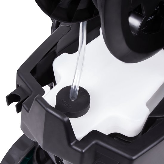 Close-up van de zeepdispenser van een zwarte hogedrukreiniger.