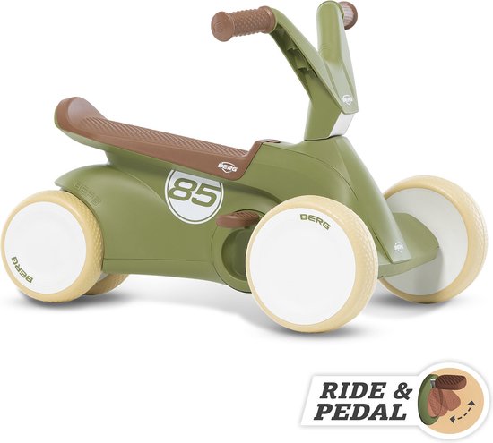 Groene loopauto met bruine zitting en handvatten, en witte velgen met beige banden. Cijfer '85' op de zijkant.