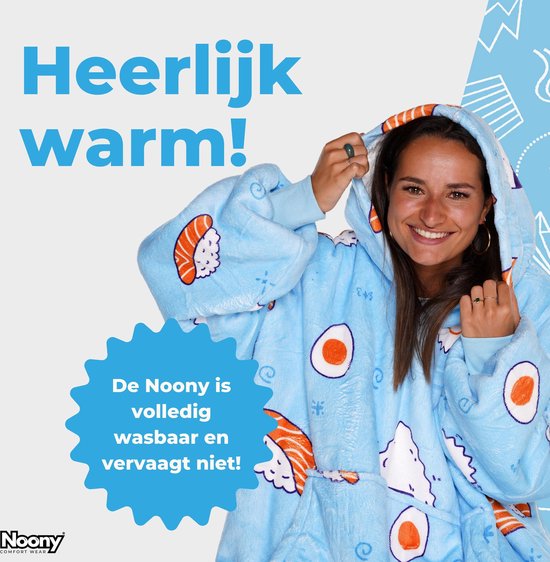 Model met de lichtblauwe Noony Sushi hoodie deken. De deken is bedrukt met sushi en er staat "De Noony is volledig wasbaar en vervaagt niet!".