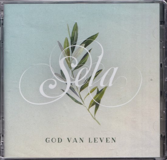 Cd-hoes met een takje olijftak en 'Sela' en 'GOD VAN LEVEN' in kalligrafische letters.
