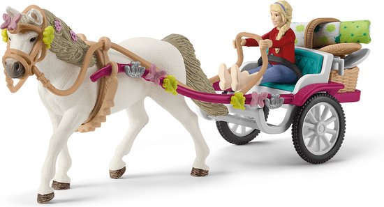 Wit paard met blonde amazone in paarse koets, versierd met bloemen.