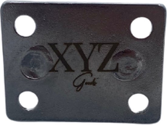 Zwarte vierkante metalen montageplaat met 4 gaten en 'XYZ Goods' logo.