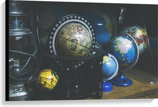 Canvas  - Vele Wereldbollen - 90x60cm Foto op Canvas Schilderij (Wanddecoratie op Canvas)