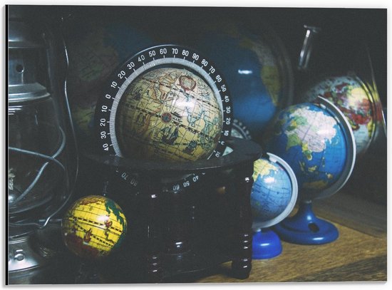 Dibond - Vele Wereldbollen - 40x30cm Foto op Aluminium (Wanddecoratie van metaal)