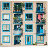 Dibond - Appartementjes met Balkonnetjes - 50x50cm Foto op Aluminium (Met Ophangsysteem)