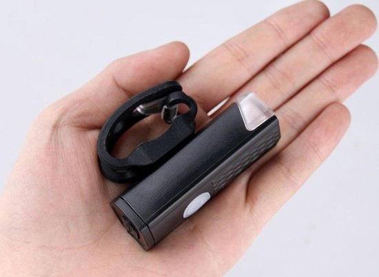 Voltano Luxe Verlichtingsset - USB Oplaadbaar - Fietsverlichting Voorverlichting en achterverlichting - 30 lux - 2 USB Kabels - Meerdere Verlichtingsstandanden - Nooit Meer Batterijen Nodig - 100% Waterdicht - Inclusief Bevestigingsmaterialen — afbeelding 4