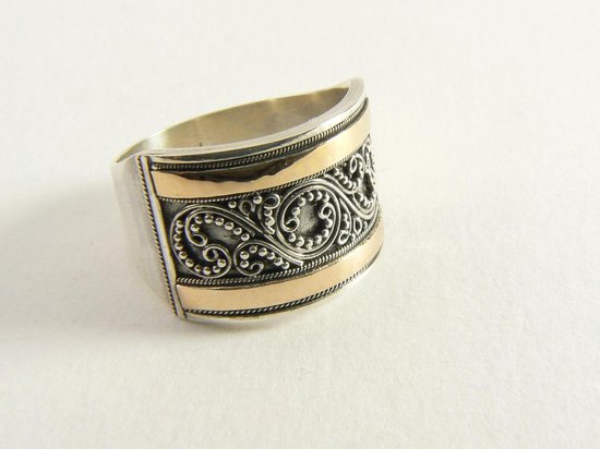 Traditionele bewerkte zilveren ring met 18k gouden banden - maat 18.5