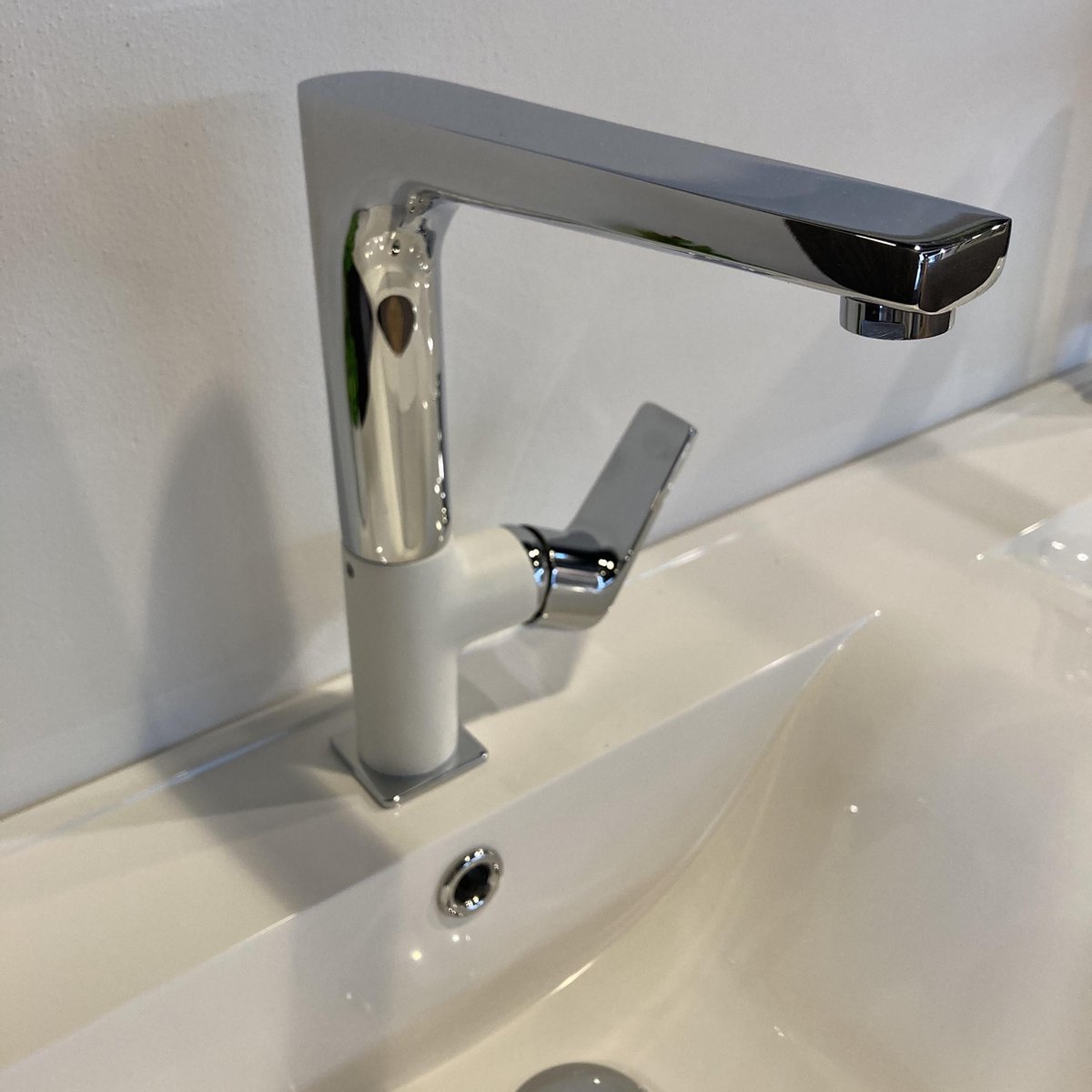 Keukenmengkraan Lambro Opbouw Rond Met Hendel Wit Chroom