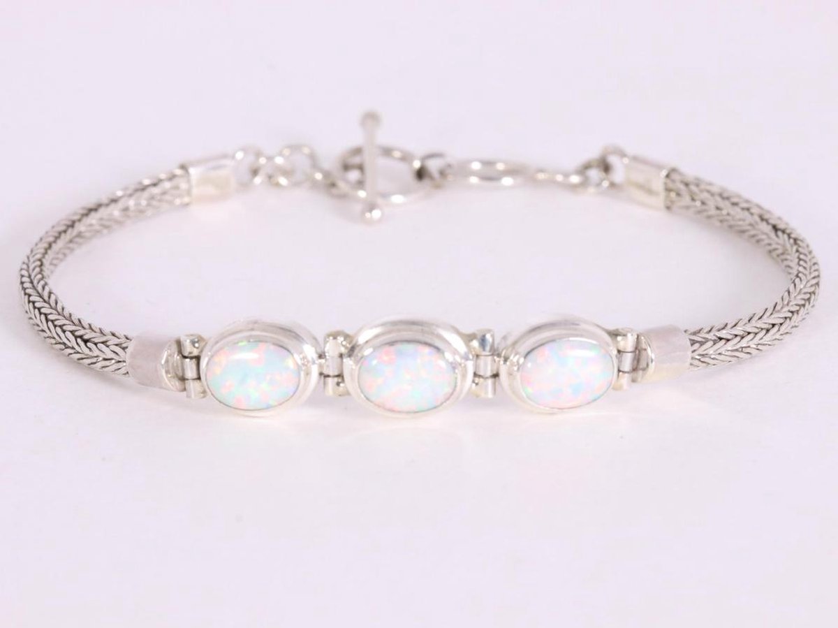 Traditionele zilveren snake armband met welo opaal