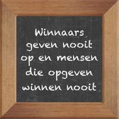 Wijsheden op krijtbord tegel over Inspirerend met spreuk :Winnaars geven nooit op en mensen die opgeven winnen nooit