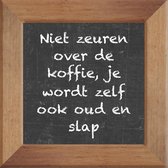 Wijsheden op krijtbord tegel over Verjaardag met spreuk :Niet zeuren over de koffie je wordt zelf ook oud en slap