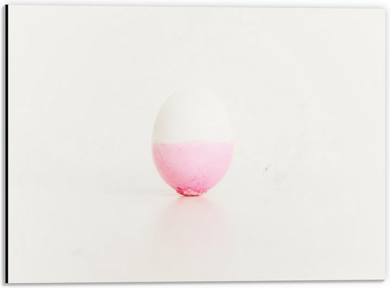 Dibond - Roze met Wit Ei op Witte Achtergrond  - 40x30cm Foto op Aluminium (Wanddecoratie van metaal)