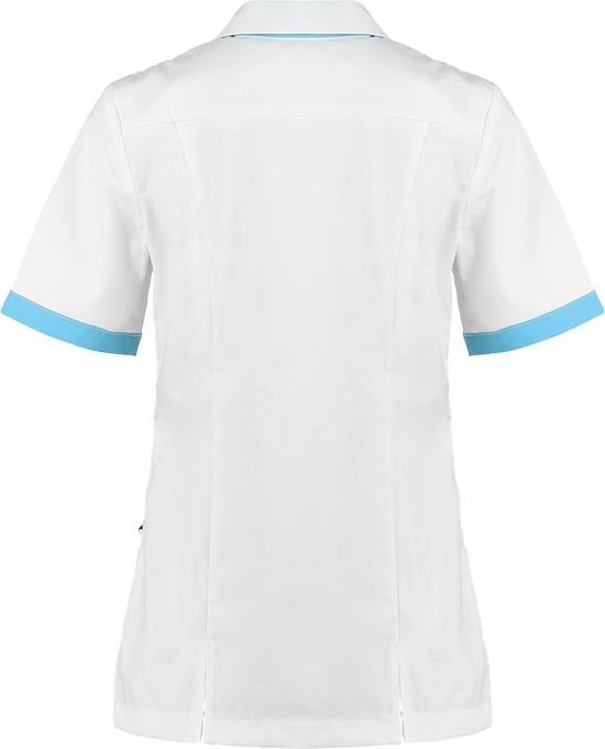 Achterkant van een witte zorgjas met turquoise accenten op de kraag en mouwen. De jas heeft korte mouwen en splitjes aan de zijkant.