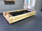 Hapjesbak eikenhout met koperen handvaten / hapjesplank / serveerplank / met de tekst LEKKERE HAPJES /  inclusief 2 zwarte schaaltjes