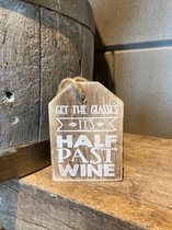 Huisje hanger met tekst Get the glasses it's half past wine / cadeau / vriendschap / label / wijn / moederdag