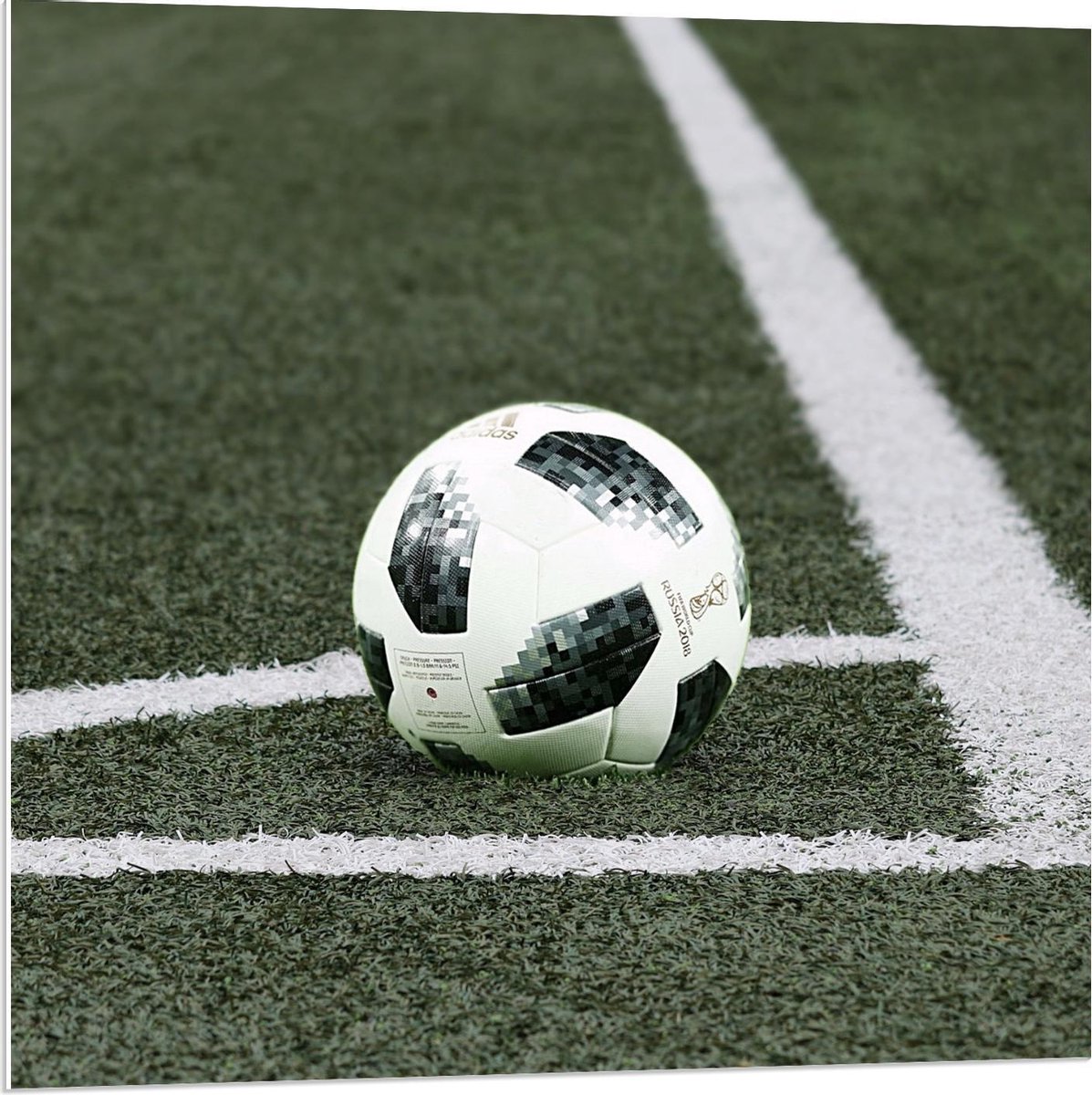 Forex - Voetbal in de Hoek van het Veld - 80x80cm Foto op Forex