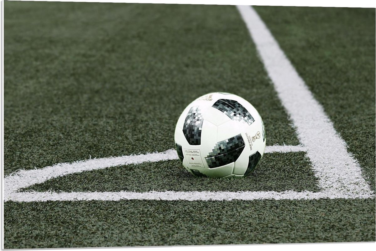 Forex - Voetbal in de Hoek van het Veld - 90x60cm Foto op Forex
