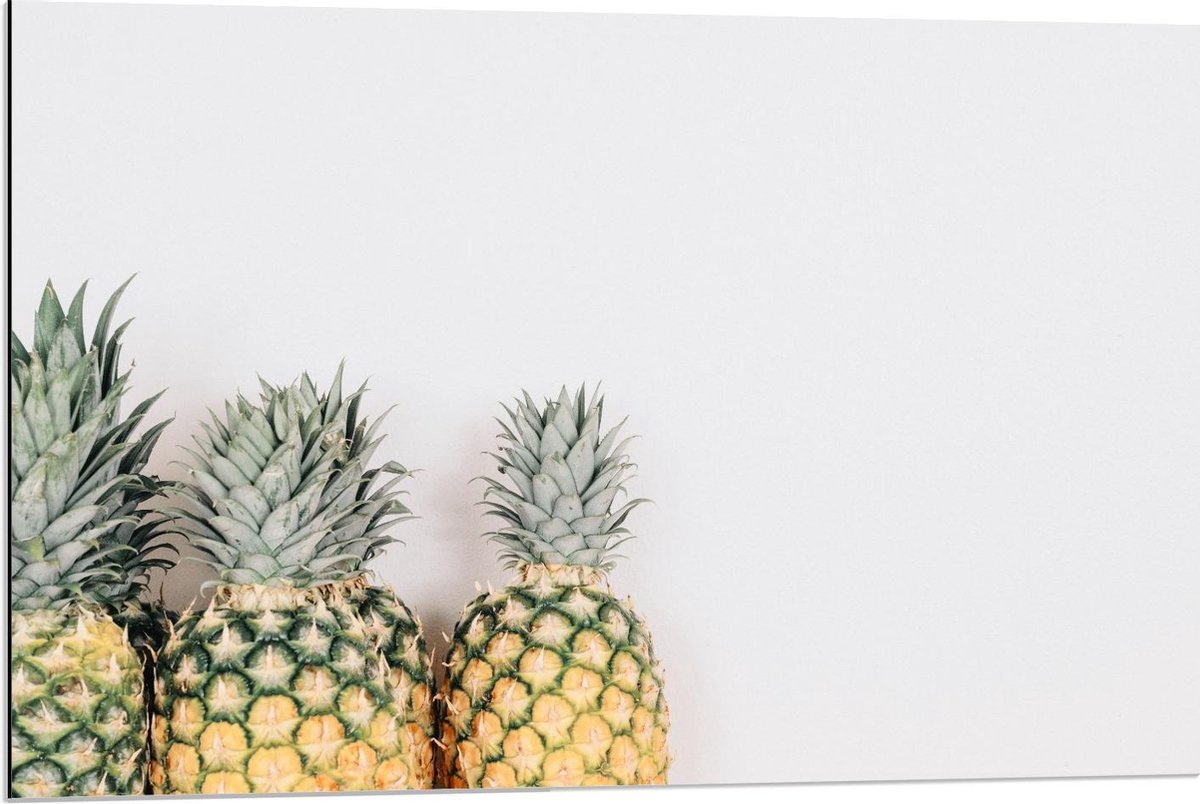 Dibond - Ananas op Witte Achtergrond - 90x60cm Foto op Aluminium (Met Ophangsysteem)