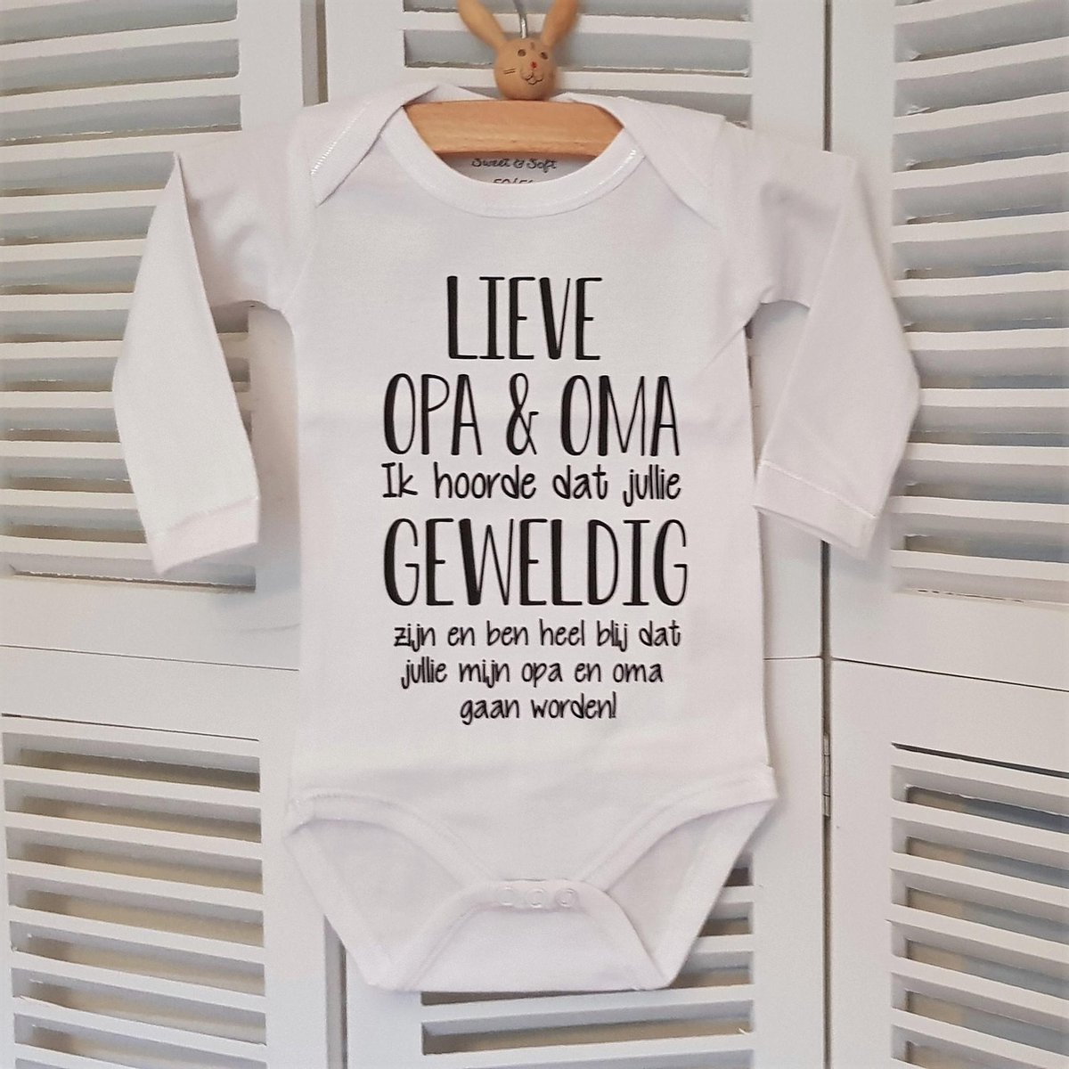 Goedkoopste cadeau set baby met slabbetje en rompertje met tekst voor jongen of meisje opa en oma hoera jullie worden slab en romper zwangerschap aankondiging geboorte zwangerschapsaankondiging bekendmaken bekendmaking