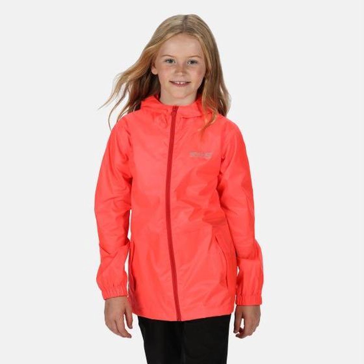 Pack It lichtgewichte waterdichte handig te verpakken wandeljas van Regatta met capuchon voor kinderen opvouwbare Regenjas vurig koraaloranje