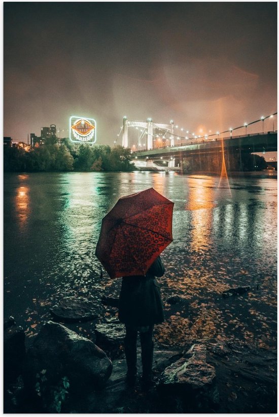 Poster - Vrouw met Rode Paraplu tegen de Avond - Foto op Posterpapier